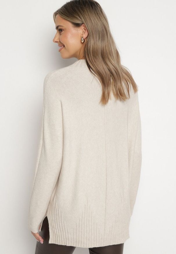 Born2be - Jasnobeżowy Sweter z Półgolfem z Prążkowanej Dzianiny z Wycięciami po Bokach Rerivra. Kolor: beżowy. Materiał: dzianina, prążkowany. Styl: wizytowy, elegancki