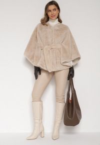 Born2be - Beżowe Ponczo z Futerkiem i Wiązanym Paskiem Monalena. Okazja: na co dzień, na spotkanie biznesowe, do pracy. Kolor: beżowy. Materiał: futro. Styl: casual, biznesowy, elegancki #4
