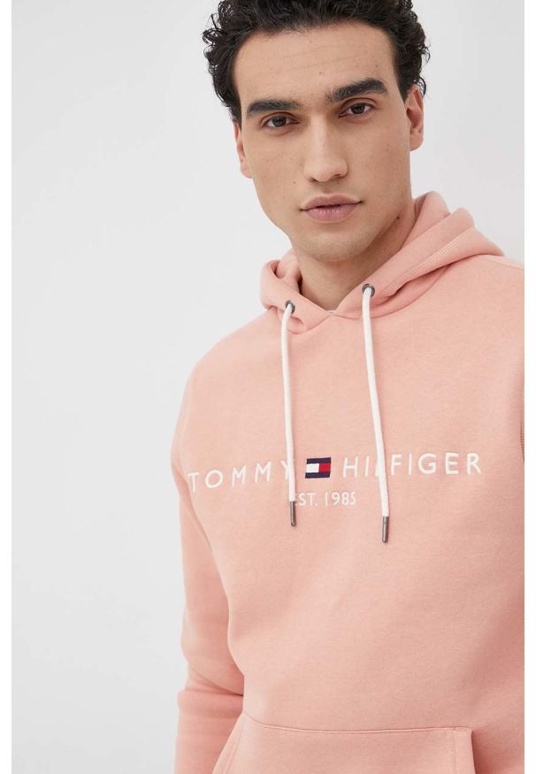 TOMMY HILFIGER - Tommy Hilfiger Bluza męska kolor różowy z kapturem z aplikacją. Okazja: na co dzień. Typ kołnierza: kaptur. Kolor: różowy. Materiał: bawełna. Wzór: aplikacja. Styl: casual