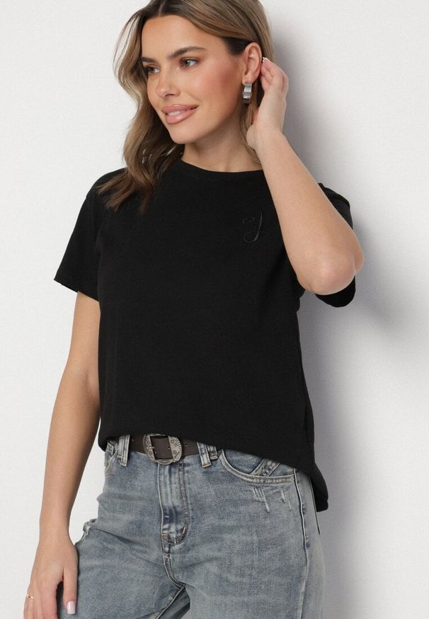 Born2be - Czarny T-shirt z Asymetrycznym Tyłem i Ozdobnym Haftem Ninissara. Okazja: na spacer. Kolor: czarny. Materiał: jeans. Wzór: haft. Styl: elegancki, klasyczny