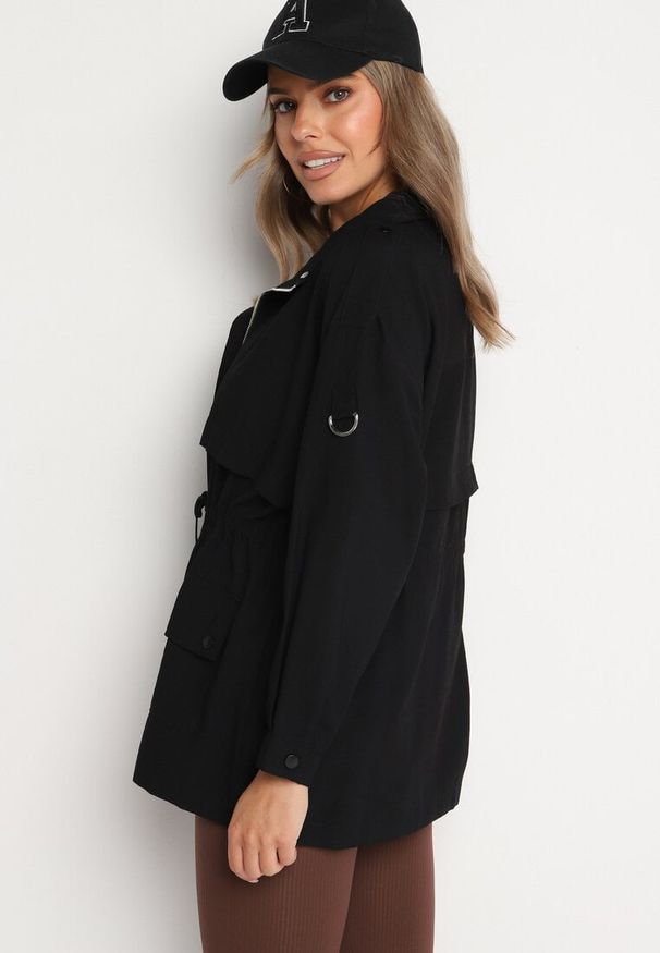 Born2be - Czarna Kurtka Parka z Kapturem Ściągana Troczkami z Regulowanymi Rękawami Terilles. Okazja: na co dzień. Typ kołnierza: kaptur. Kolor: czarny. Materiał: jeans. Styl: elegancki, casual