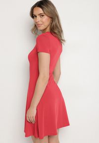 Born2be - Czerwona Rozkloszowana Sukienka z Wiskozą i Kwadratowym Dekoltem Milirella. Okazja: na co dzień. Typ kołnierza: dekolt kwadratowy. Kolor: czerwony. Materiał: wiskoza. Styl: klasyczny, elegancki, casual #3