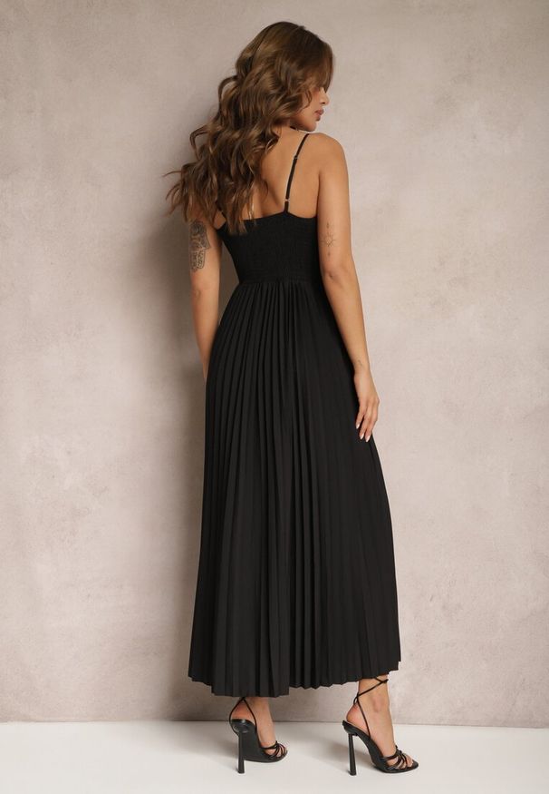 Renee - Czarna Długa Sukienka Kopertowa o Rozkloszowanym Kroju na Ramiączkach Kaemera. Kolor: czarny. Długość rękawa: na ramiączkach. Typ sukienki: kopertowe. Długość: maxi