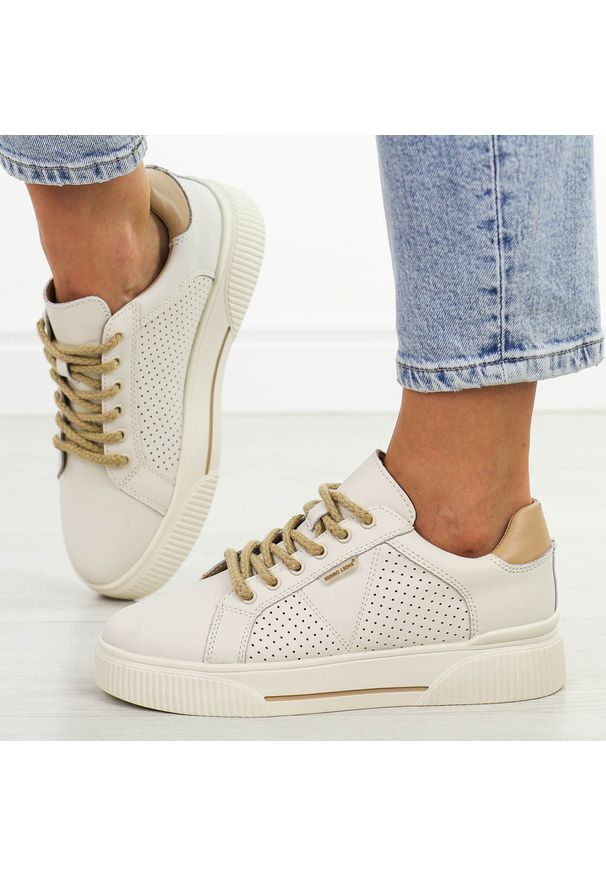 Beżowe skórzane sneakersy damskie Sergio Leone Sp103. Okazja: na co dzień. Zapięcie: sznurówki. Kolor: beżowy. Materiał: skóra. Sezon: wiosna, jesień, lato. Obcas: na platformie