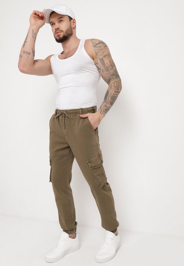 Born2be - Brązowe Bawełniane Spodnie Bojówki Wiązane w Pasie Riyala. Kolor: brązowy. Materiał: bawełna