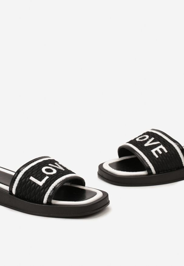 Born2be - Czarne Klapki z Kwadratowym Noskiem i Paskiem z Napisem Jeliana. Okazja: na co dzień, na plażę. Kolor: czarny. Wzór: napisy. Styl: elegancki, casual