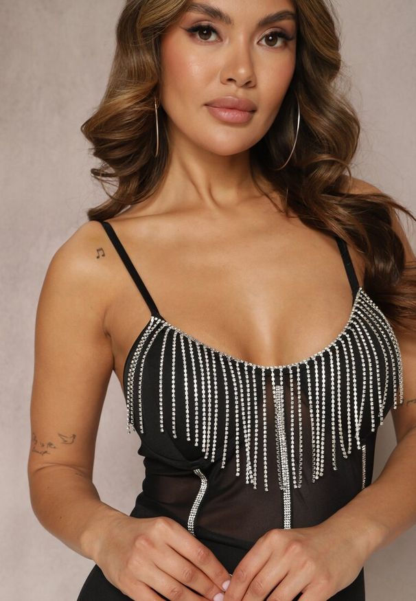 Renee - Czarna Mini Sukienka o Dopasowanym Kroju Ozdobiona Cyrkoniami i Wstawką z Siateczki Theophana. Okazja: na imprezę, na randkę. Kolor: czarny. Wzór: aplikacja. Długość: mini