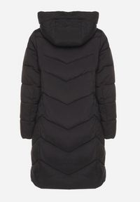 Born2be - Czarna Długa Kurtka Pikowana z Kapturem i Ozdobnymi Suwakami Hediella. Okazja: na co dzień. Typ kołnierza: kaptur. Kolor: czarny. Materiał: dzianina, jeans. Długość: długie. Styl: klasyczny, casual, elegancki #7