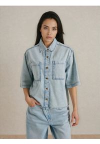 Sinsay - Jeansowa koszula z krótkim rękawem - niebieski. Kolor: niebieski. Materiał: jeans. Długość rękawa: krótki rękaw. Długość: krótkie #1