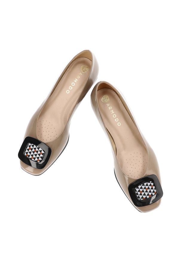 Beżowe Czółenka Armodo Eleganckie Obuwie Damskie Z Ozdobną Broszką. Kolor: beżowy. Materiał: jeans, materiał. Obcas: na obcasie. Styl: elegancki. Wysokość obcasa: średni