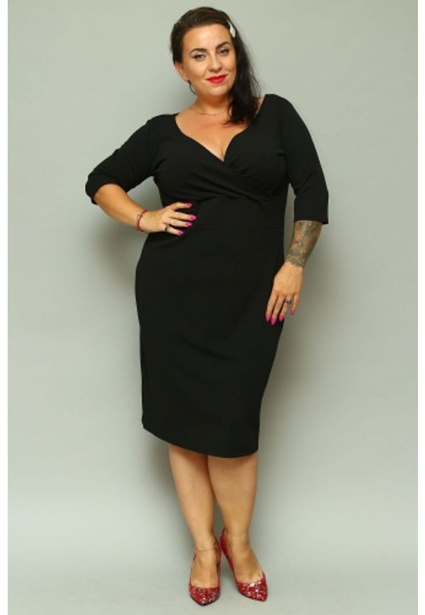 KARKO - Sukienka wieczorowa z kopertowym dekoltem plus size BONITA dzianinowa ołówkowa czarna PROMOCJA. Okazja: na imprezę, do pracy, na randkę. Typ kołnierza: dekolt kopertowy. Kolekcja: plus size. Kolor: czarny. Materiał: dzianina. Typ sukienki: kopertowe, dla puszystych, ołówkowe. Styl: wizytowy. Długość: midi