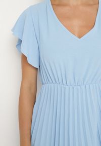 Born2be - Jasnoniebieska Sukienka Plisowana o Rozkloszowanym Fasonie i Trójkątnym Dekolcie Rissara. Okazja: na spotkanie biznesowe, na co dzień. Kolor: niebieski. Materiał: skóra, materiał. Długość rękawa: krótki rękaw. Typ sukienki: plisowane. Styl: biznesowy, casual, elegancki
