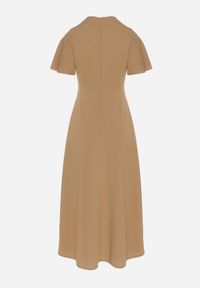 Born2be - Ciemnobeżowa Rozkloszowana Sukienka Ozdobiona Marszczeniem Odallica. Kolor: beżowy. Wzór: aplikacja. Typ sukienki: rozkloszowane. Styl: elegancki #2