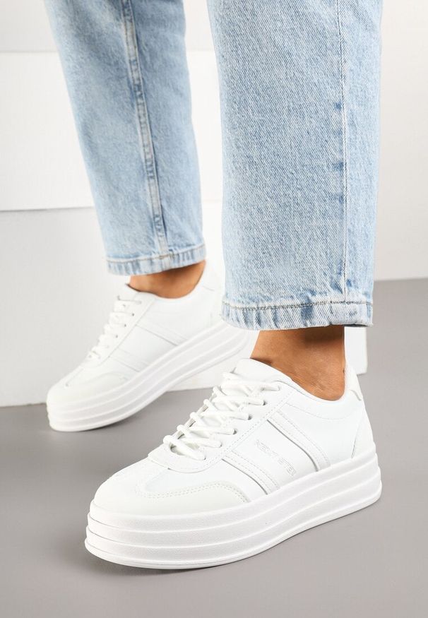Born2be - Białe Sneakersy w Stylu Klasycznych Tenisówek na Platformie Asdisa. Zapięcie: sznurówki. Kolor: biały. Materiał: jeans. Obcas: na platformie