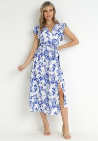 Born2be - Granatowo-Biała Kopertowa Sukienka Maxi w Kwiaty z Falbanką i Wiązaniem Xahna. Typ kołnierza: kołnierz z falbankami. Kolor: niebieski. Materiał: materiał. Długość rękawa: krótki rękaw. Wzór: kwiaty. Sezon: wiosna, lato. Typ sukienki: kopertowe. Długość: maxi #1