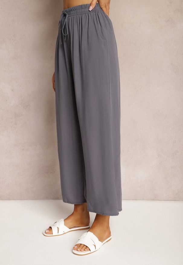 Renee - Ciemnoszare Spodnie z Bawełny Typu Palazzo z Gumką w Talii Fieana. Okazja: na spacer. Kolor: szary. Materiał: bawełna