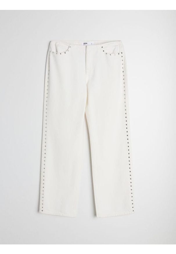 Sinsay - Jeansy wide leg low waist z ozdobnymi ćwiekami - kremowy. Kolor: kremowy. Materiał: jeans