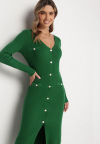 Born2be - Ciemnozielona Sweterkowa Sukienka Midi z Trójkątnym Dekoltem Rosenna. Kolor: zielony. Materiał: tkanina, dzianina. Styl: klasyczny. Długość: midi #5