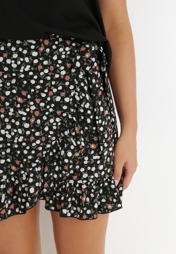 Born2be - Czarno-Białe Spódnico-Spodenki Phylite. Okazja: na co dzień. Kolor: czarny. Materiał: tkanina. Wzór: aplikacja, kwiaty. Styl: casual