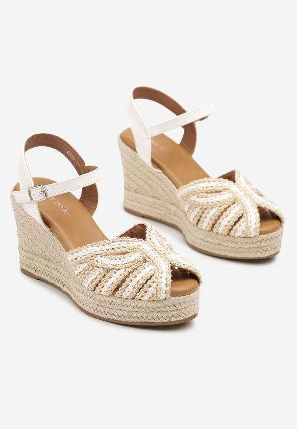 Renee - Białe Sandały na Koturnie z Plecionką w Stylu Boho Lianoriela. Okazja: na co dzień. Zapięcie: sprzączka. Kolor: biały. Sezon: lato. Obcas: na koturnie. Styl: boho