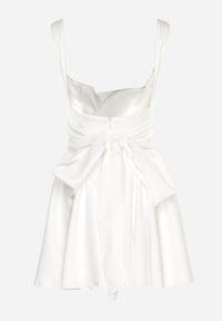 Born2be - Biała Rozkloszowana Sukienka na Ramiączkach z Kwadratowym Dekoltem Sastorea. Okazja: na imprezę, na spacer. Typ kołnierza: dekolt kwadratowy. Kolor: biały. Materiał: jeans. Długość rękawa: na ramiączkach. Wzór: aplikacja. Sezon: lato. Styl: wizytowy #2