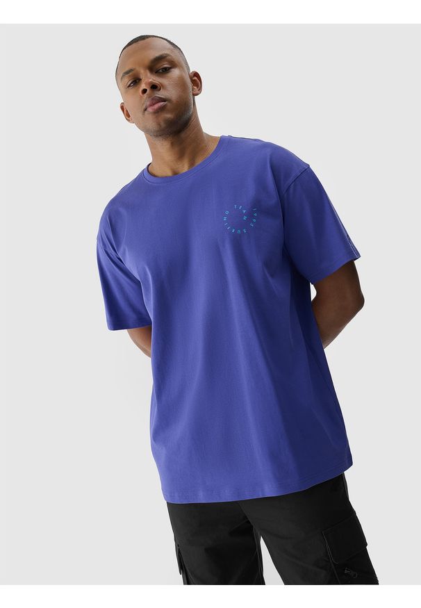 4f - 4F T-shirt oversize z nadrukiem męski - fioletowy L. Okazja: na co dzień. Kolor: fioletowy. Materiał: dzianina, jersey, bawełna. Długość rękawa: krótki rękaw. Długość: krótkie. Wzór: nadruk. Styl: sportowy, klasyczny, casual