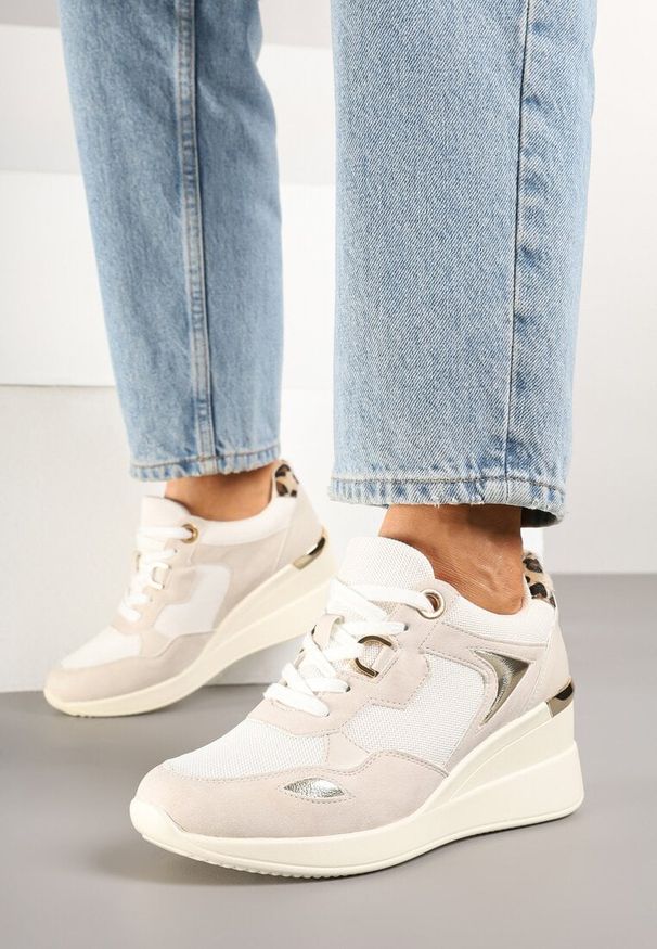 Born2be - Beżowe Sneakersy na Koturnie z Ozdobnymi Wstawkami Cedera. Okazja: na co dzień. Kolor: beżowy. Materiał: jeans. Sezon: lato, wiosna. Obcas: na koturnie