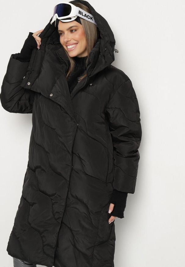 Born2be - Czarna Długa Kurtka Płaszcz z Nieodpinanym Kapturem Ozdobiona Pikowaniem Nenzova. Kolor: czarny. Długość: długie. Wzór: aplikacja. Sezon: zima