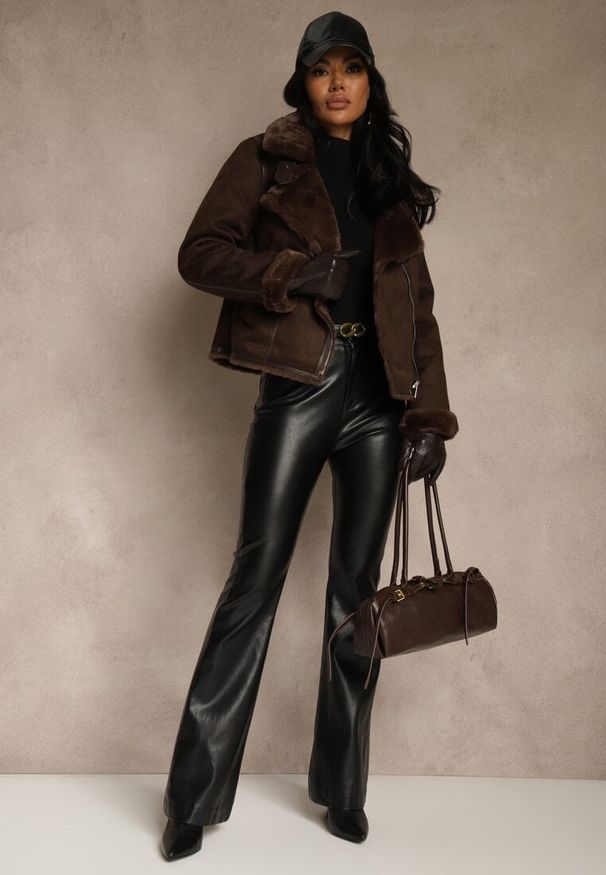 Renee - Brązowa Kurtka Biker z Imitacji Zamszu Zdobiona Futerkiem Awedora. Kolor: brązowy. Materiał: zamsz, futro. Wzór: aplikacja