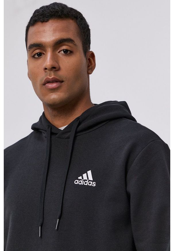 Adidas - adidas Bluza męska kolor czarny z kapturem gładka. Okazja: na co dzień. Typ kołnierza: kaptur. Kolor: czarny. Materiał: poliester. Wzór: gładki. Styl: casual