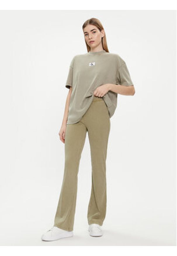Calvin Klein Jeans Spodnie dresowe J20J223126 Zielony Regular Fit. Kolor: zielony. Materiał: bawełna