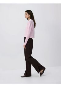 Reserved - Spodnie z rozcięciem - ciemnobrązowy. Kolor: brązowy. Materiał: tkanina, wiskoza