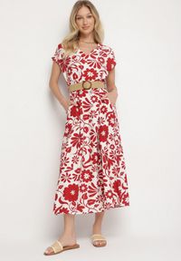 Born2be - Czerwona Wiskozowa Sukienka o Rozkloszowanym Kroju z Ozdobnym Paskiem z Klamrą Zarolena. Okazja: na co dzień, na spacer, na imprezę. Typ kołnierza: dekolt w kształcie V. Kolor: czerwony. Materiał: wiskoza. Sezon: lato. Typ sukienki: rozkloszowane. Styl: casual, elegancki #1