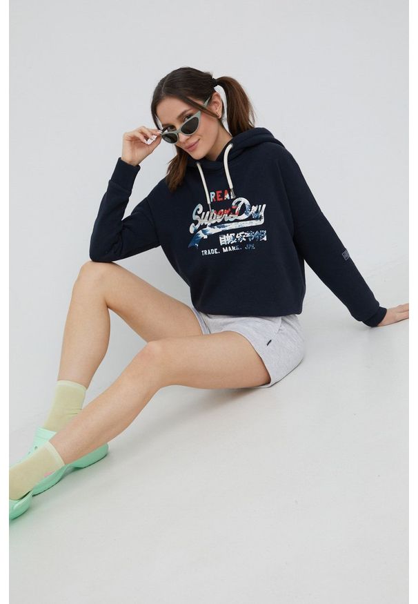 Superdry bluza damska kolor granatowy z kapturem z nadrukiem. Typ kołnierza: kaptur. Kolor: niebieski. Wzór: nadruk