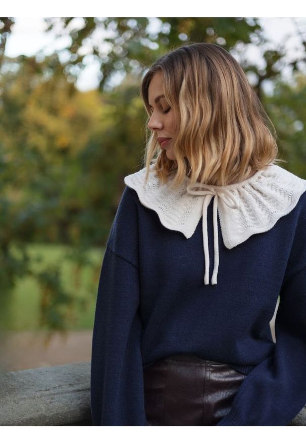 Reserved - Sweter z ozdobnym kołnierzem - granatowy. Kolor: niebieski. Materiał: dzianina