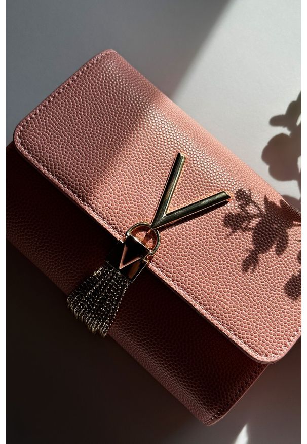 Valentino by Mario Valentino - VALENTINO Mała różowa kopertówka Divina Pochette. Kolor: różowy