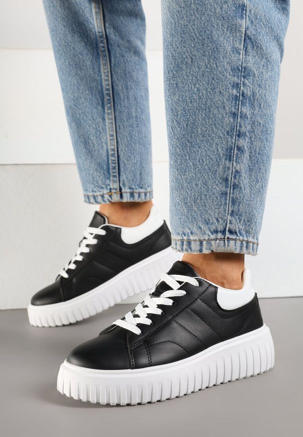 Renee - Czarno-Białe Sneakersy na Platformie Ozdobionej Tłoczonej Zdivona. Okazja: na co dzień. Zapięcie: sznurówki. Kolor: czarny. Wzór: aplikacja. Obcas: na platformie