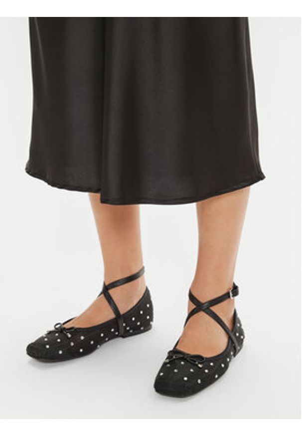 Gina Tricot Spódnica midi 23423 Czarny Regular Fit. Kolor: czarny. Materiał: satyna, syntetyk