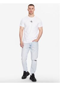Calvin Klein Jeans T-Shirt J30J323483 Biały Regular Fit. Kolor: biały. Materiał: bawełna