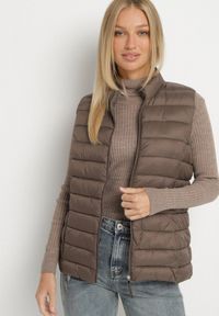 Born2be - Brązowa Pikowanana Kamizelka Sifitta. Okazja: na co dzień. Kolor: brązowy. Materiał: jeans. Styl: klasyczny, casual, elegancki #4