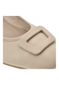 Czółenka damskie Rieker, stabilny niski obcas klasyczny fason zaokrąglony nosek elegancka klamra z przodu miękka wkładka, beżowe, 43453-62. Okazja: na co dzień, na spotkanie biznesowe. Zapięcie: klamry. Kolor: beżowy. Szerokość cholewki: normalna. Wzór: gładki, aplikacja. Obcas: na obcasie. Styl: elegancki, klasyczny. Wysokość obcasa: niski #8