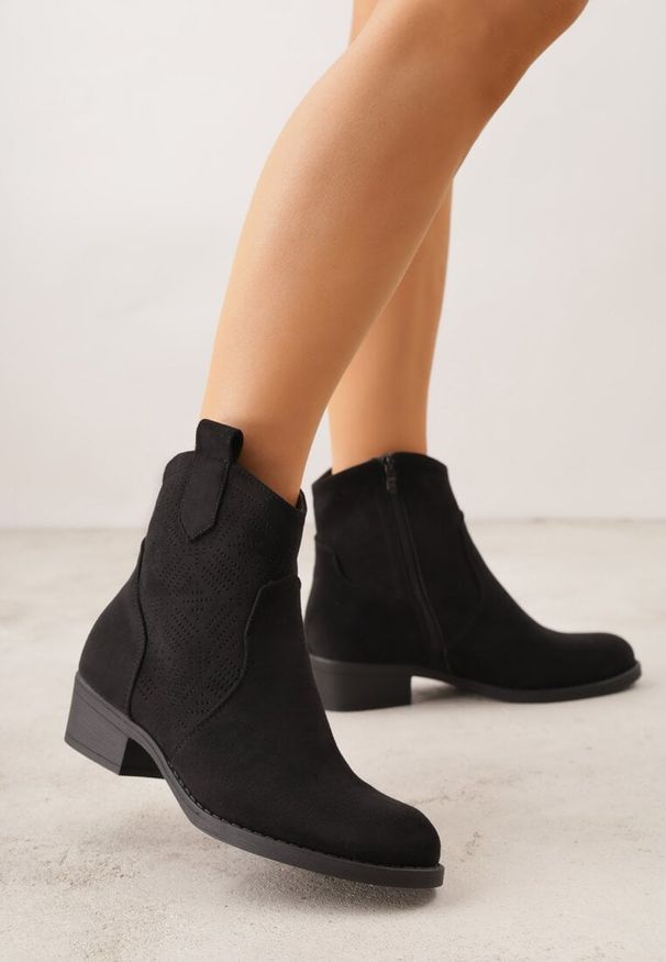 Renee - Czarne Ażurowe Botki na Słupku Typu Kowbojki Iolerine. Okazja: na co dzień. Kolor: czarny. Materiał: jeans. Wzór: ażurowy. Obcas: na słupku. Styl: casual