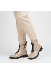 Beżowe Botki S.Barski Lakierowane Modne Buty Damskie. Kolor: beżowy. Materiał: lakier. Wzór: aplikacja. Sezon: zima, jesień. Styl: elegancki #1