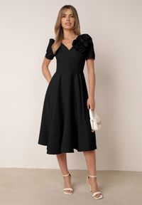 Born2be - Czarna Elegancka Rozkloszowana Sukienka z Kwiatem 3D Eugorus. Kolor: czarny. Wzór: kwiaty. Styl: elegancki #6