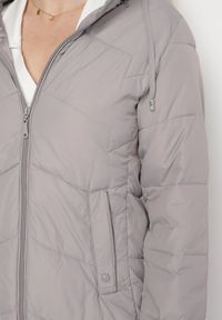 Born2be - Jasnoszara Kurtka z Pikowanymi Przeszyciami i Odpinanym Kapturem Felanwen. Okazja: na co dzień. Kolor: szary. Materiał: jeans. Styl: casual, elegancki, sportowy #4