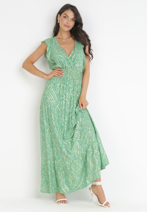 Born2be - Zielona Maxi Sukienka Wiskozowa z Gumką w Talii i Metalicznym Nadrukiem Fianre. Kolor: zielony. Materiał: wiskoza. Wzór: nadruk. Typ sukienki: kopertowe. Długość: maxi