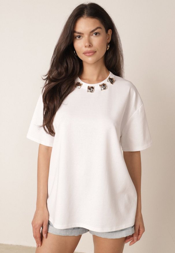 Born2be - Biały Bawełniany T-shirt Oversize z Biżuteryjnymi Aplikacjami przy Dekolcie Tesana. Okazja: na co dzień, do pracy. Kolor: biały. Materiał: bawełna. Wzór: aplikacja. Styl: elegancki, casual