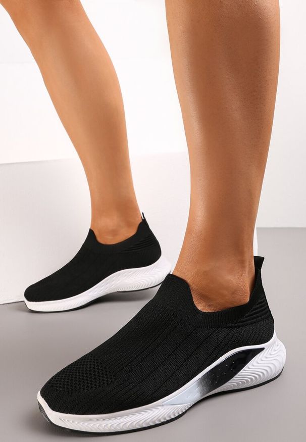 Renee - Czarne Buty Sportowe na Tłoczonej Podeszwie z Elastyczną Cholewką Taiden. Kolor: czarny. Szerokość cholewki: normalna
