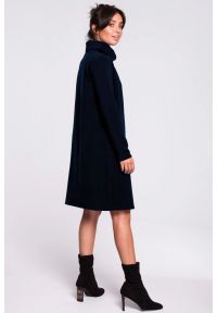 Sukienki.shop - Sukienka bawełniana oversize trapezowa ze stójką granatowa. Okazja: na spacer, na co dzień. Typ kołnierza: kołnierzyk stójkowy. Kolor: niebieski. Materiał: bawełna. Długość rękawa: długi rękaw. Wzór: kolorowy. Typ sukienki: trapezowe, oversize. Styl: casual, klasyczny #3
