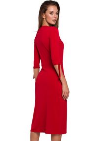 Sukienki.shop - Elegancka sukienka z rozcięciem czerwona. Okazja: na randkę. Kolor: czerwony. Materiał: tkanina. Wzór: gładki. Typ sukienki: dopasowane. Styl: elegancki. Długość: midi